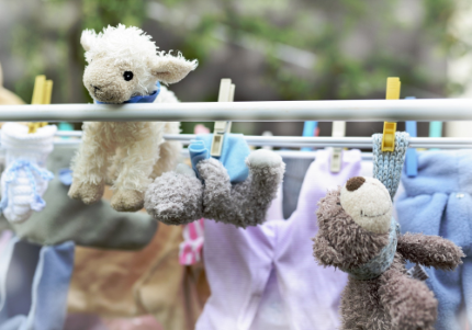 Abiti e peluche stesi ad asciugare