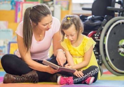 Educatrice insieme a una bambina con disabilità