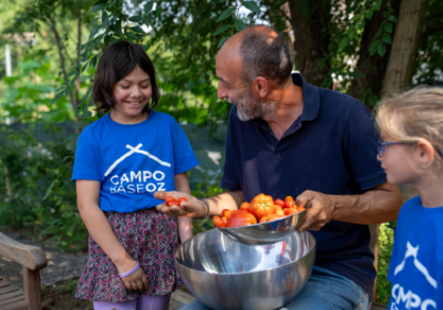 Raccolta di pomodori al "Campo Base Oz" (foto di Rossella Donderi)