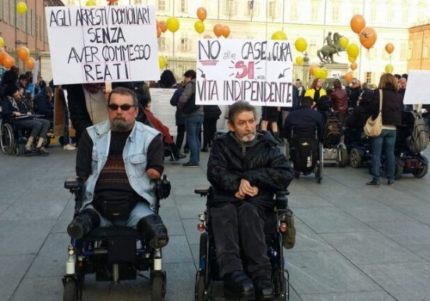Da sinistra Piero Defilippi (1957-2021) e Roberto Tarditi (1945-2021), a una manifestazione per il diritto alla vita indipendente (fonte dell'immagine: sito di «la Repubblica»)