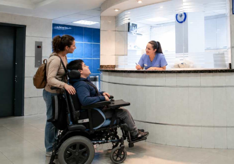 Persona con grave disabilità accede a un ospedale
