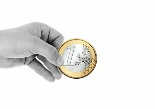 Mano che regge 1 euro