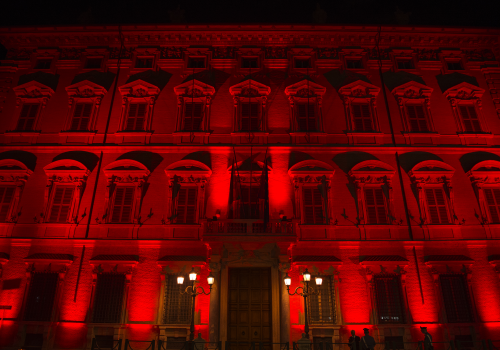 Palazzo Montecitorio, sede della Camera dei Deputati, iluminato di rosso, come accadrà domani, 30 maggio, per la Giornata Mondiale della Sclerosi Multipla