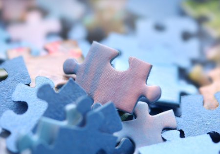 Pezzi colorati di puzzle