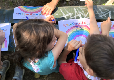 Una bambina e un bambino durante il "Siblings Day" della Fondazione Paideia di Torino