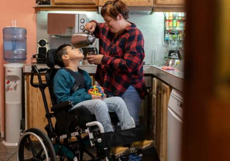 Caregiver e ragazzo con disabilità