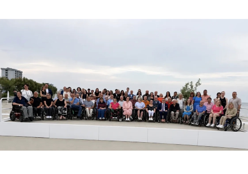 Una bella foto di gruppo di numerosi partecipanti al Congresso Internazionale di Comacchio