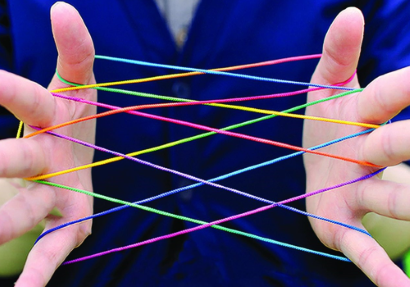 Mani con fili intrecciati di colori diversi
