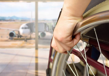 Persona in carrozzina in aeroporto