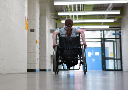 Alunna con disabilità a scuola