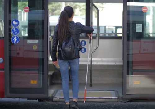 Giovane donna cieca sale su un autobus