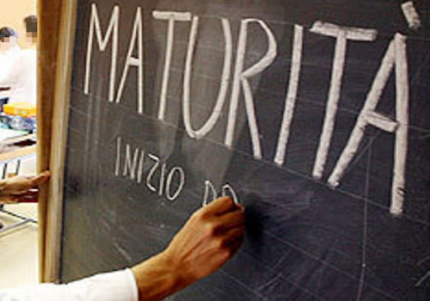 Mano scrive alla lavagna "MATURITA'"