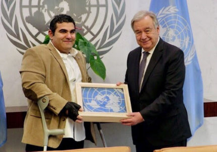 Il segretario generale delle Nazioni Unite António Guterres consegna un'onorificenza a Michael Haddad