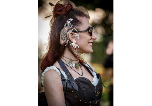 "Lady Evelyn" (Claudia Porcu) con la protesi acustica realizzata per lei in stile "Steampunk"
