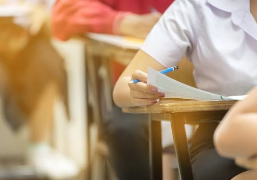 Particolare di studenti impegnati nell'Esame di Maturità