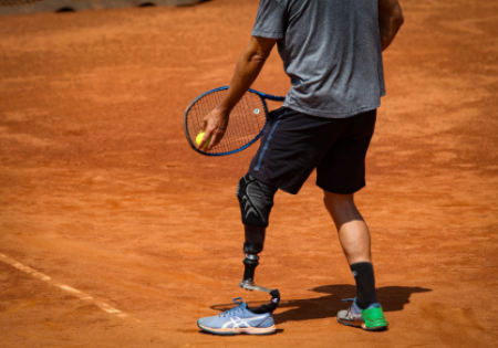 Giocatore di para standing tennis (particolare)