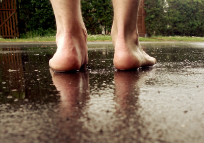 Piedi nudi su terreno bagnato