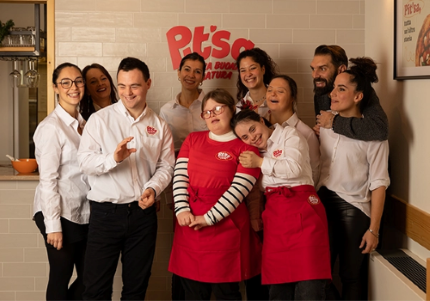 Un gruppo di componenti dello staff di "Pit'sa"