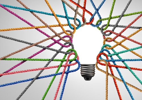 Una lampadina con tanti fili colorati intrecciati