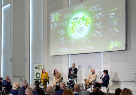 Un momento della presentazione a Milano del progetto "Ovunque Vicini"
