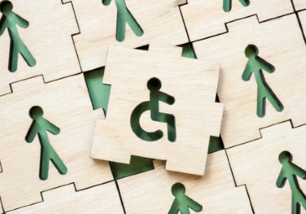 Puzzle con un pezzo al centro sulla disabilità