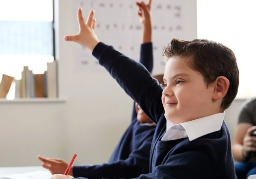 Alunno con disabilità a scuola con la mano alzata