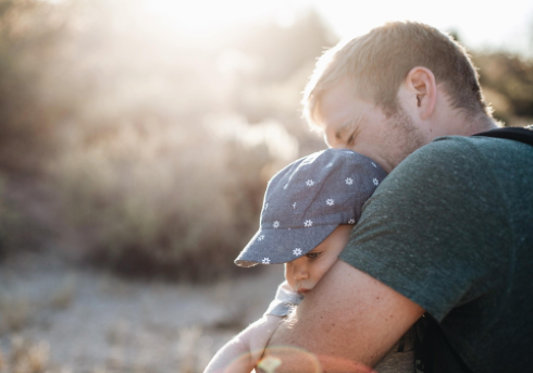 Papà abbraccia il suo bambino piccolo