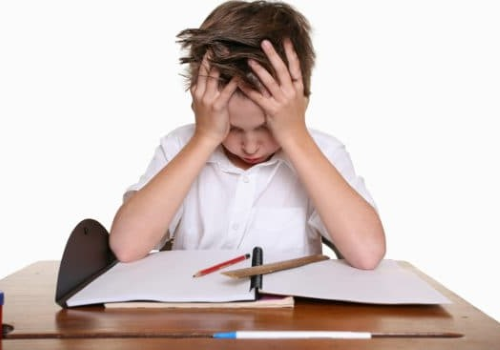 Ragazzo con ADHD a scuola