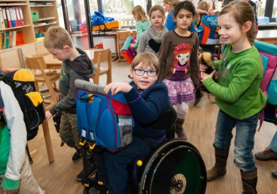 Bimbi e bimbe a scuola