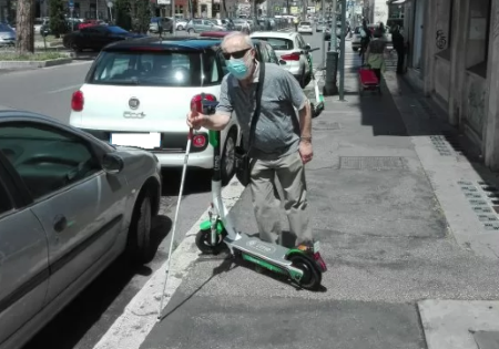 Persona con disabilità visiva in difficoltà a causa di un monopattino
