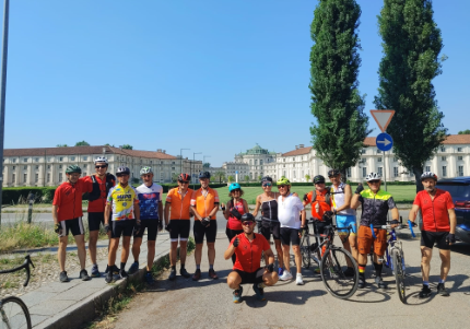 "Gruppo Tandem" della Polisportiva UICI di Torino davanti alla Palazzina Reale di Caccia di Stupinigi