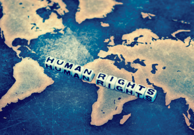 La scritta "Human Rights" su una carta geografica del mondo