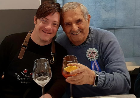 Andrea insieme al nonno (©AIPD Nazionale)