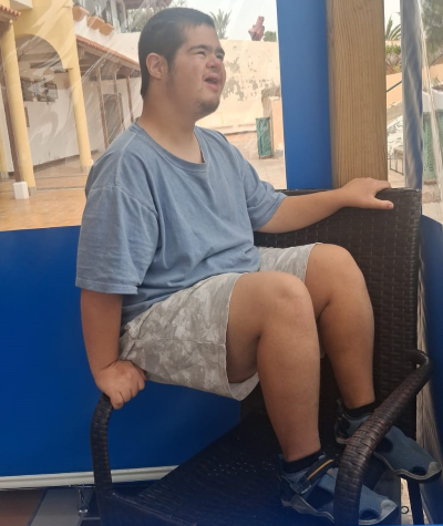 Giovane con disabilità seduto