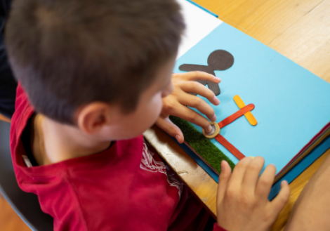 Lettura tattile da parte di un bimbo con disabilità visiva