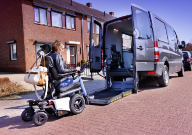 Donna con disabilità su carrozzina "Karma Evo Altus"