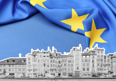 Grafica con case sormontate dalla bandiera europea