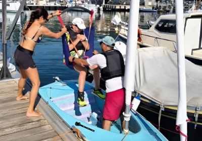 Marina di Varazze (Savona): operazioni di imbarco tramite sollevatore meccanico
