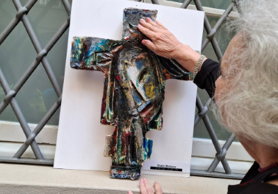 Esame tattile di una delle opere presenti in una delle precedenti edizioni di "Accarezza l'Arte"