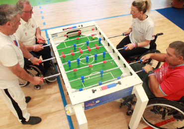 Una partita di calcio balilla paralimpico