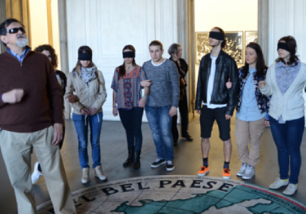 In un'immagine di repertorio, una visita sensoriale al Castello di Rivoli condotta insieme al compianto Francesco Fratta, scomparso nel 2018
