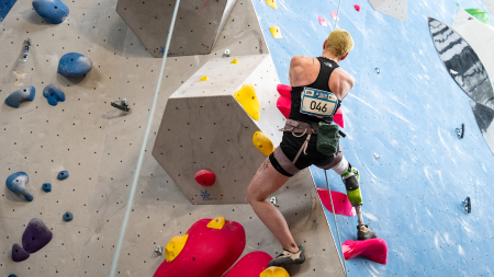 Atleta impegnato nel para climbing