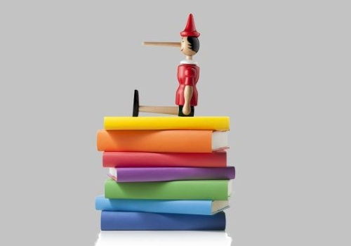Pinocchietto sopra libri di scuola (©malerapaso/ Getty Images)