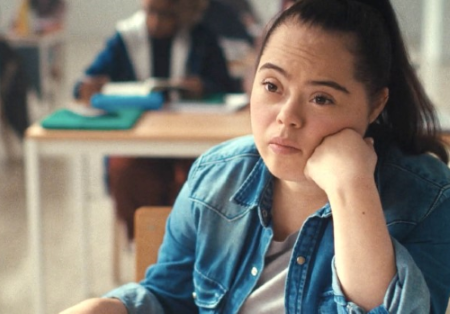 Ragazza con sindrome di Down a scuola (foto di CoorDown)