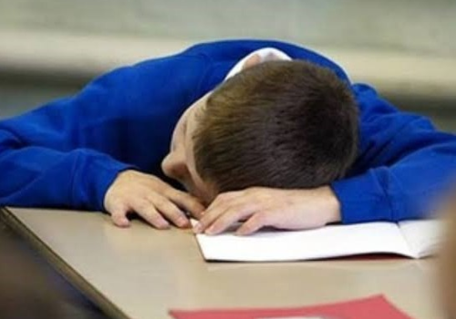 Se un ragazzo si addormenta sul banco, può essere perché la fatica della sclerosi multipla lo consuma da dentro