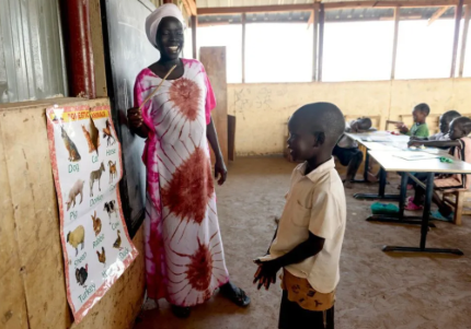 Bambino e maestra alla lavagna in una scuola del Turkana in Kenya