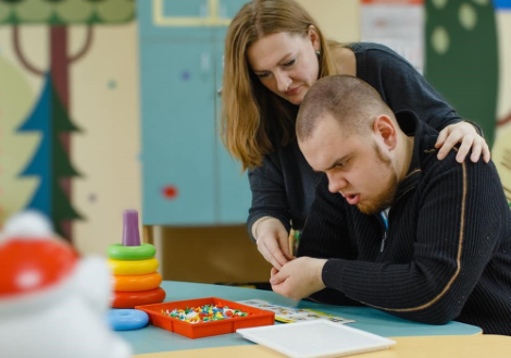 Giovane con autismo insieme a un'operatrice