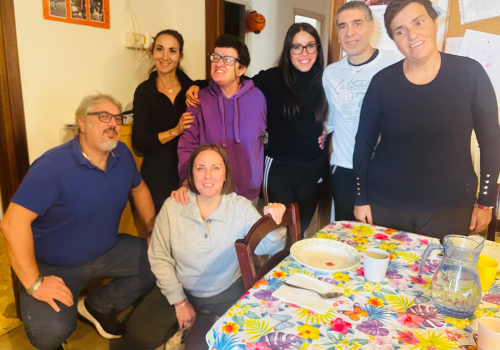 Foto di gruppo per le persone di Casa Sirio