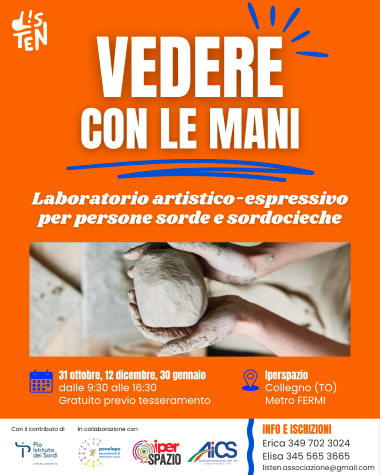 Su sfondo arancione, risalta in bianco il titolo del laboratorio "Vedere con le mani", accompagnato da una foto di due mani che modellano un blocco di argilla. In basso, le informazioni logistiche, i contatti e i loghi dei partner