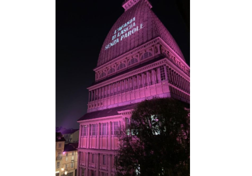 La Mole Antonelliana di Torino illuminata di viola (colore simbolo dell'afasia) e con la scritta "L'afasia ti lascia senza parole", in occasione di una delle precedenti edizioni della Settimana dedicata alla sensibilizzazione sull'afasia